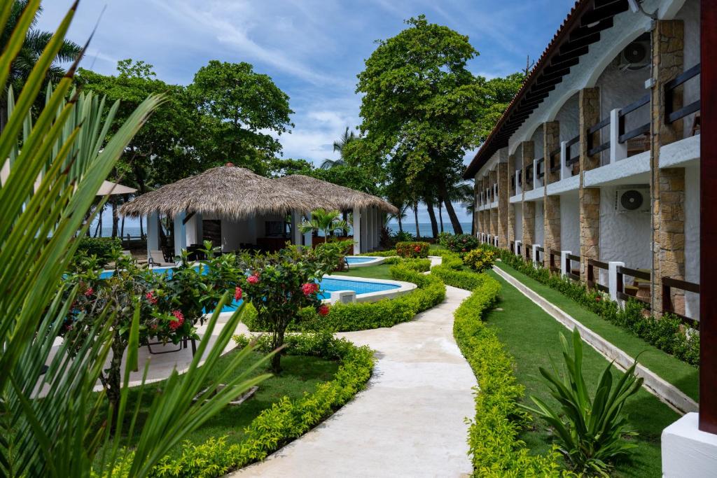 een uitzicht op de binnenplaats van een resort met een zwembad bij Fuego del Sol Beachfront Hotel in Jacó