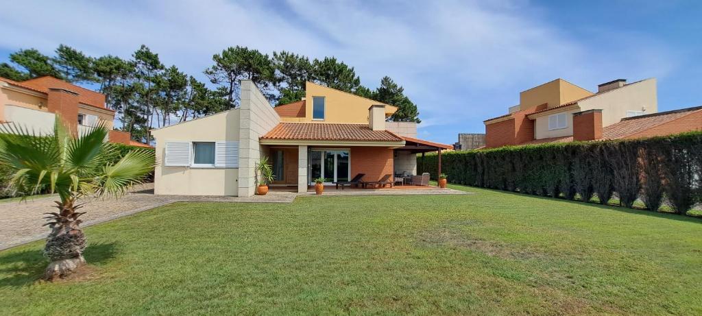 奧瓦爾的住宿－Villa Confort - FURADOURO，前面有草坪的房子