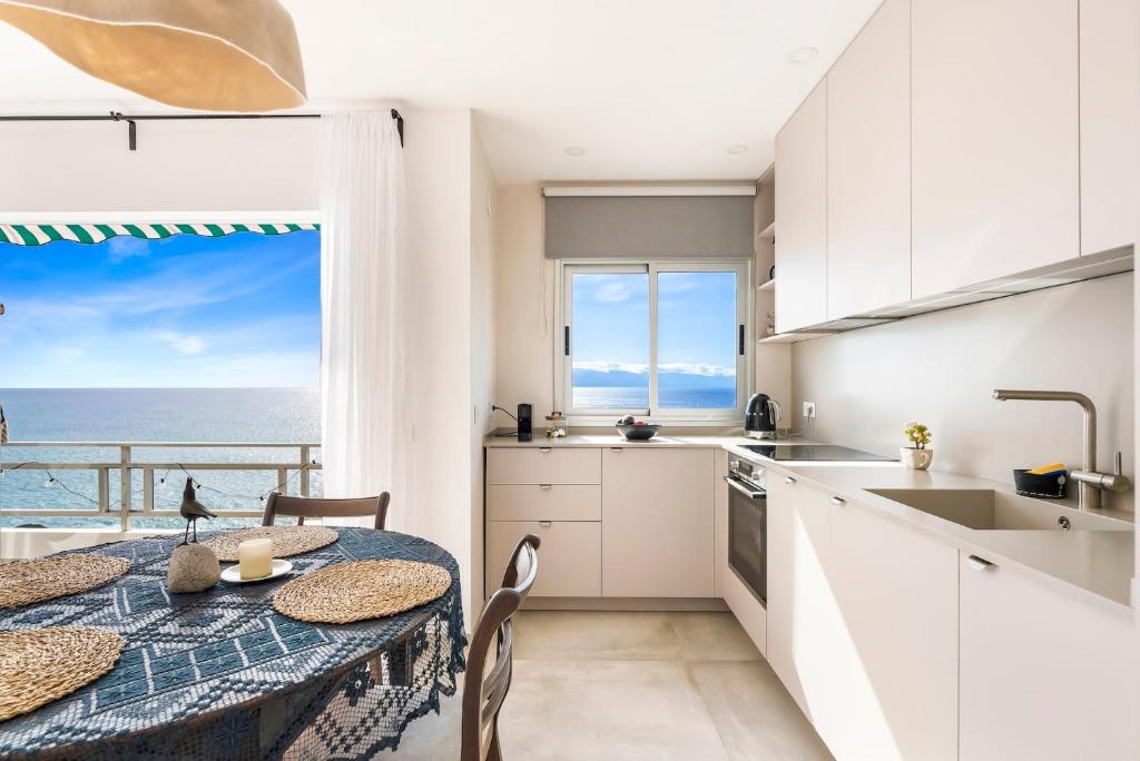 Kuchyň nebo kuchyňský kout v ubytování Vacation home with stunning oceanview