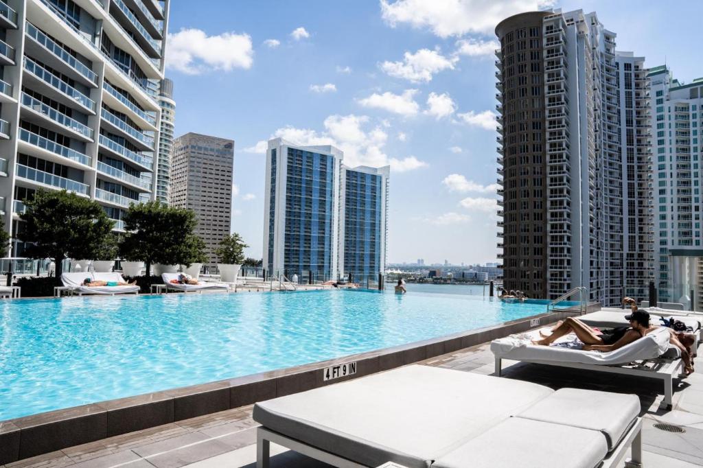 una piscina sul tetto di un edificio con edifici di Icon Brickell Stay, Pool, Spa, Views, Restaurants a Miami