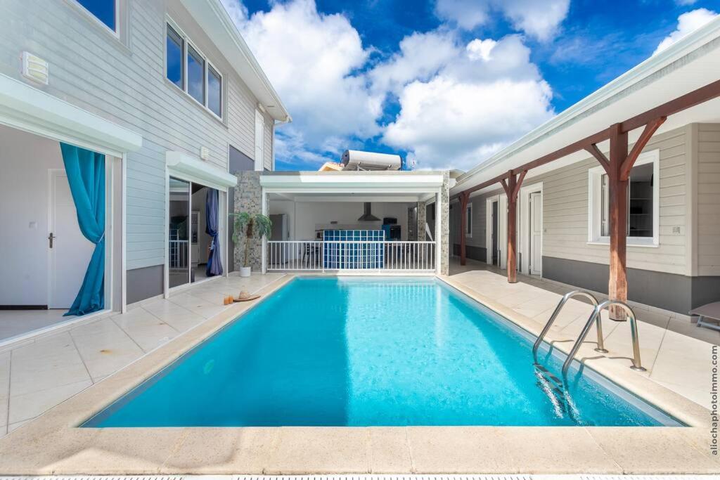 - une piscine dans l'arrière-cour d'une maison dans l'établissement Villa Kaju : grande piscine et proche plage, à Sainte-Luce