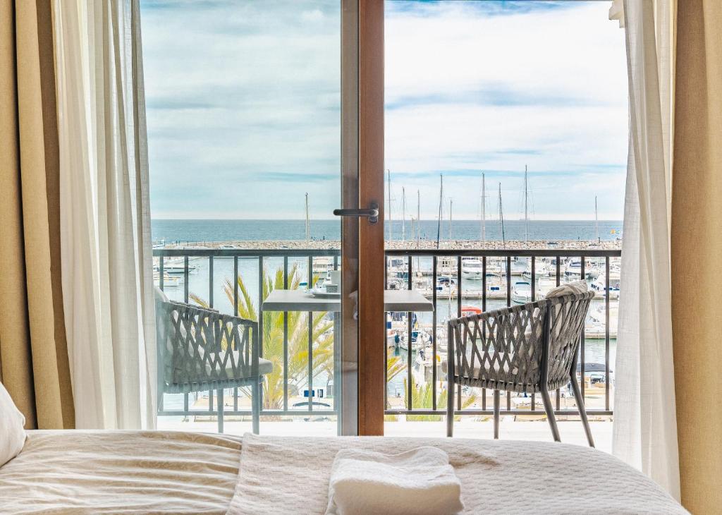 una camera con letto e vista sull'oceano di 2 Penthouse Duquesa Marina Manilva Andalucia Spanien a Manilva