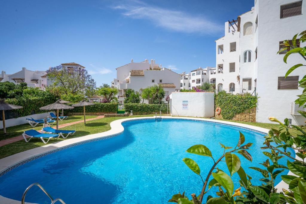 Bazén v ubytování 24 Rooftop terrace sea views golf Duquesa Manilva Andalusia nebo v jeho okolí