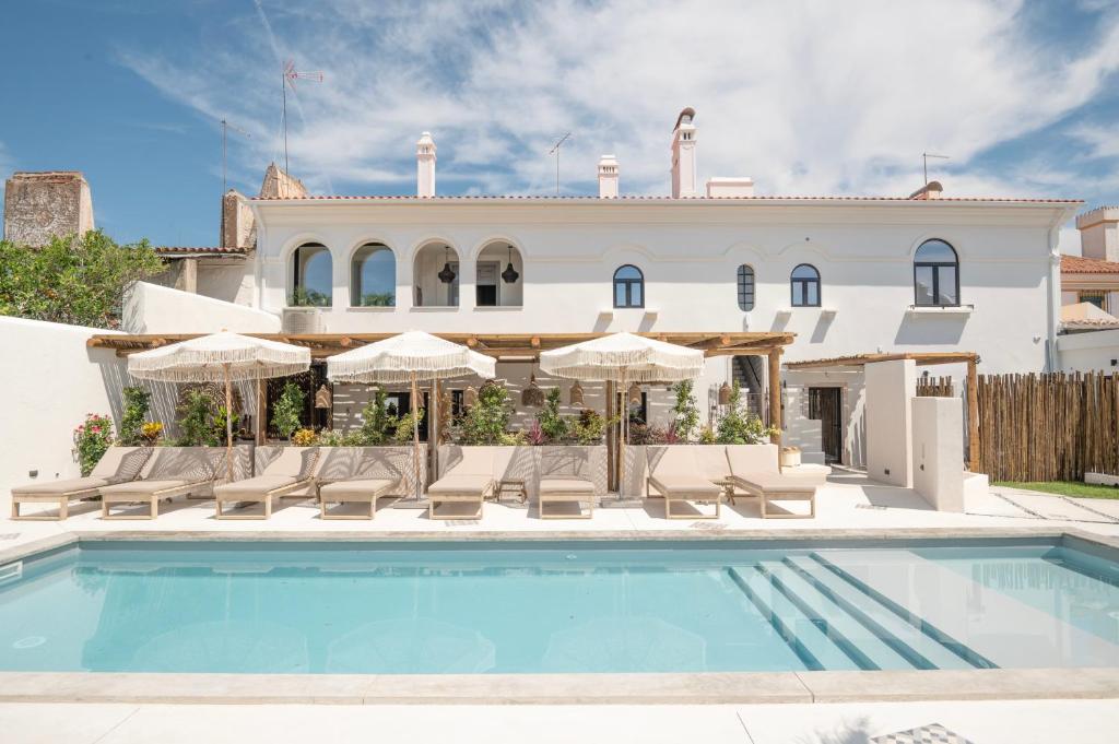 uma villa com uma piscina e uma casa em Casa Az-Zagal em Casa Branca