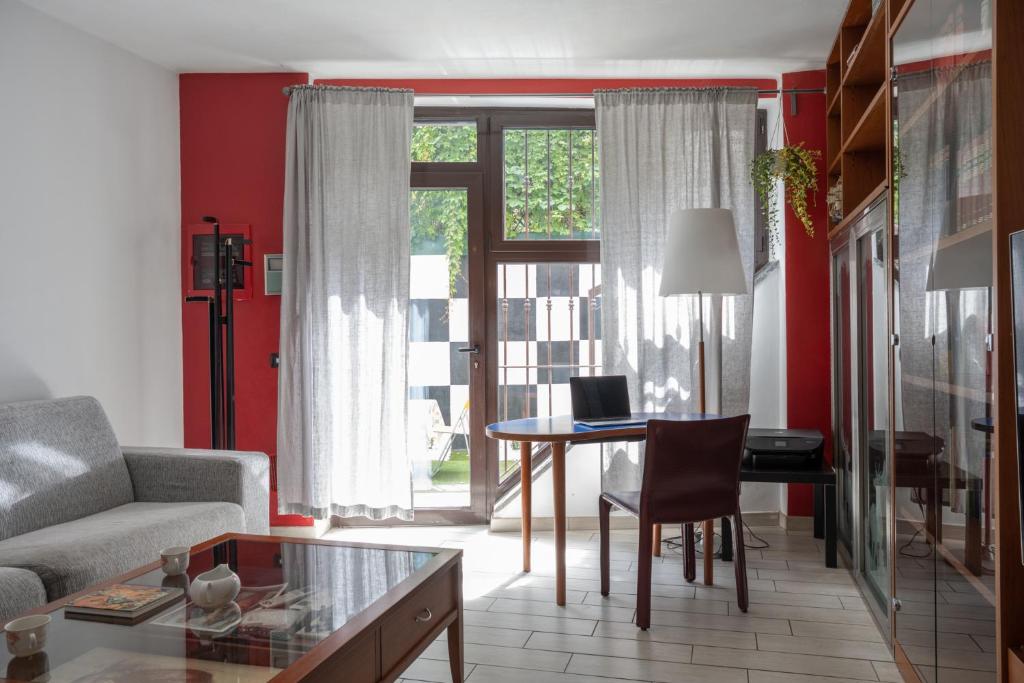 ein Wohnzimmer mit einem Sofa und einem Tisch mit einem Laptop in der Unterkunft Fabio's BnB in Mailand