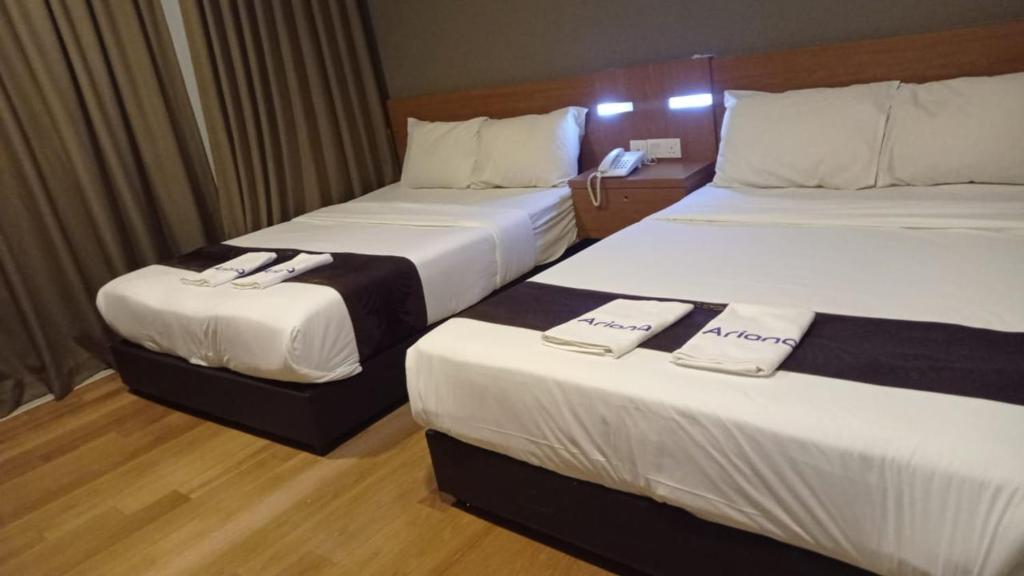 Postel nebo postele na pokoji v ubytování Golden Leaf Boutique Hotel Nusa Idaman Formerly Known as Ariana Hotel