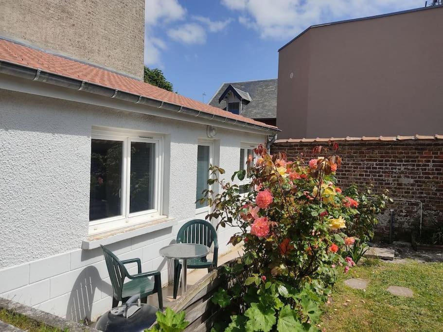 2 chaises et une table sur le côté de la maison dans l'établissement Maison studio Le Crotoy proche plage et centre ville, au Crotoy