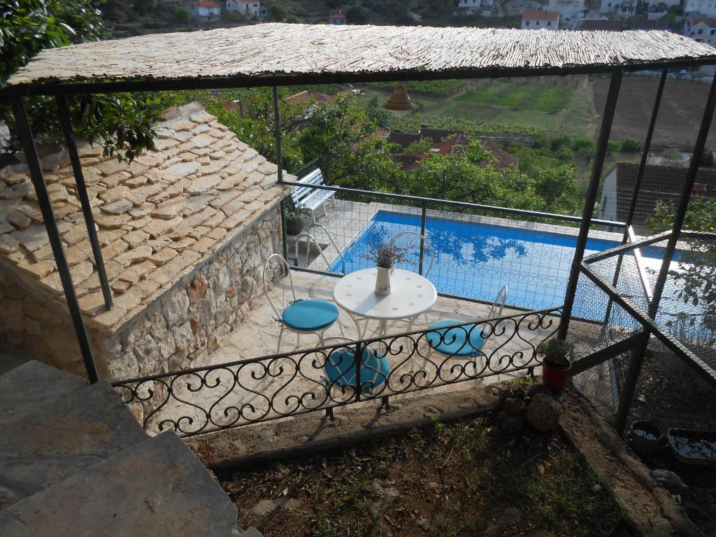 A piscina localizada em Apartments Kate Postira ou nos arredores