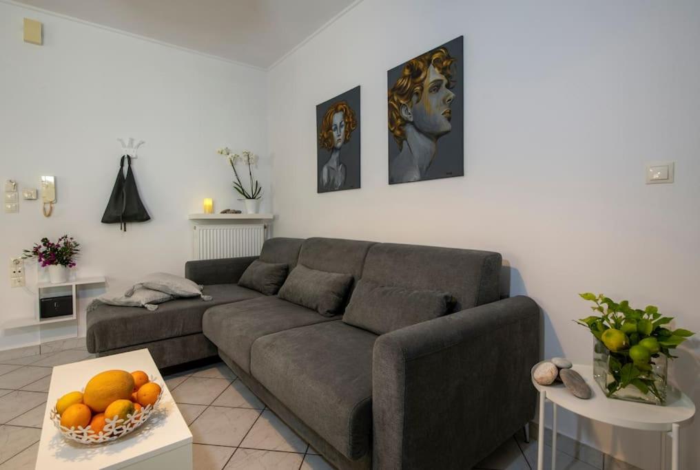 un soggiorno con divano e arance sul tavolo di Easy Living City Apartment a Chania