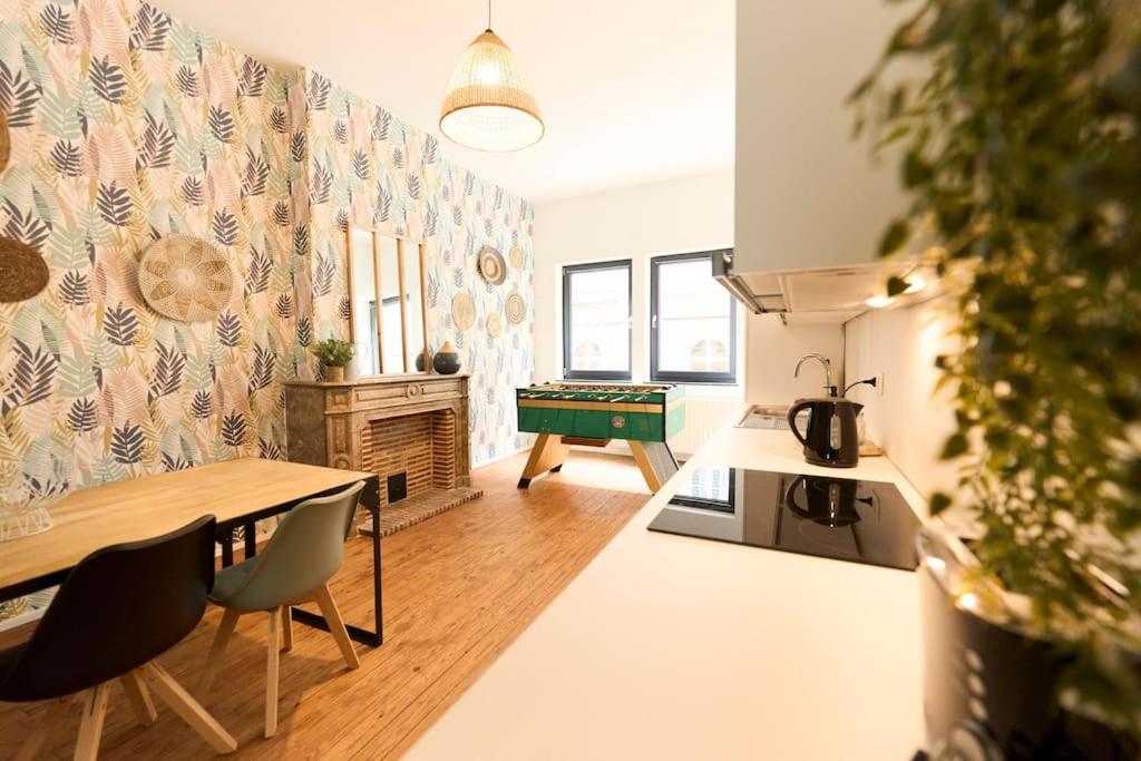 ein Wohnzimmer mit einem Tisch und einem Billardtisch in der Unterkunft Hippie chic ! in Mons