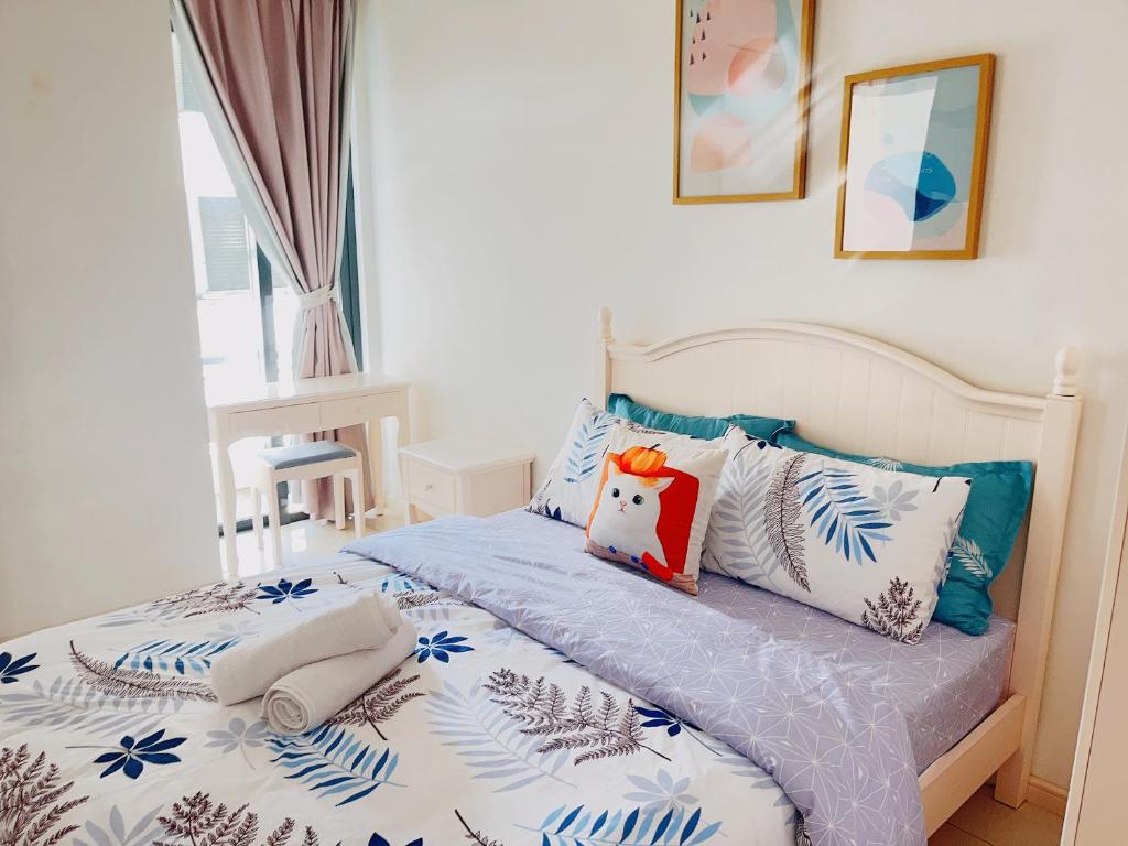 1 dormitorio con 1 cama con almohadas azules y blancas en Near Gleaneagles & Legoland-2RB WarmKitten Max7pax-COWAY WaterDispenser en Nusajaya