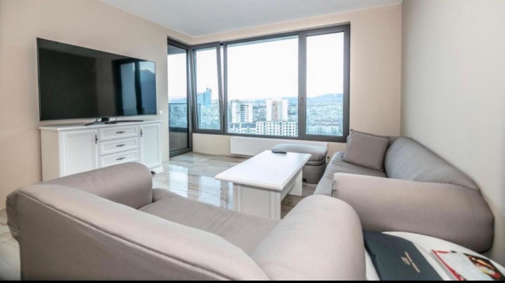- un salon avec un canapé et une télévision dans l'établissement DIAMOND 2, à Sofia