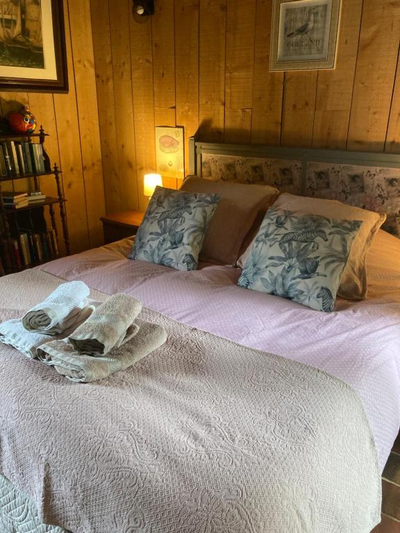 1 dormitorio con 1 cama con toallas en la garçonnière, en Nivillac