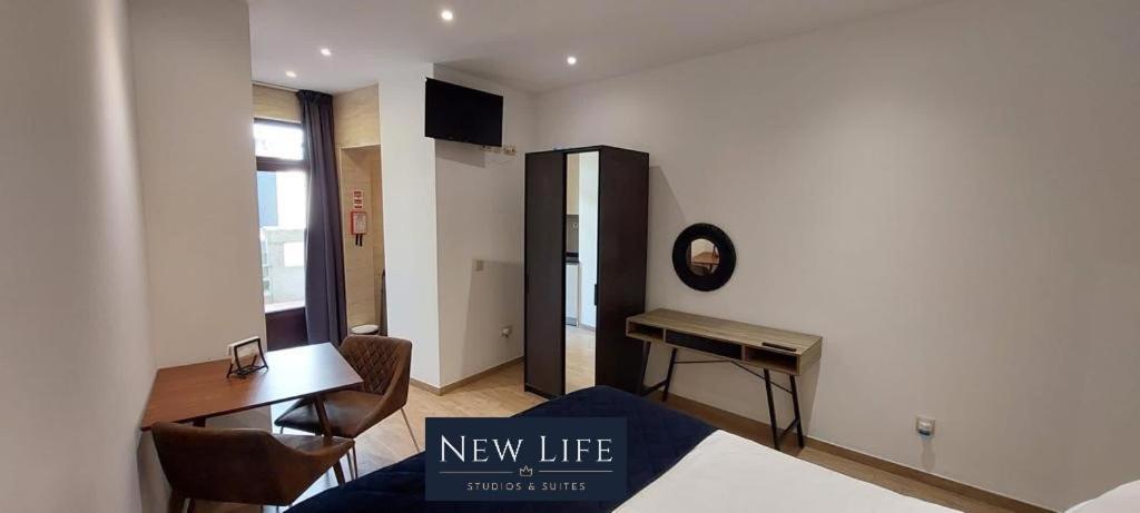 - un salon avec un nouveau signal de vie sur le mur dans l'établissement New Life - PARQUE CIDADE STUDIO-0T, à Porto