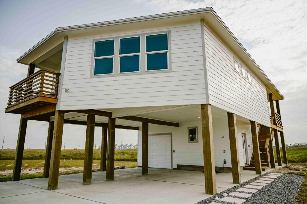 パドレ・アイランドにあるCasa Pura Vidaの木柱の家