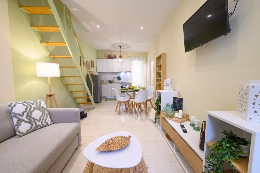ein Wohnzimmer mit einem Sofa und einem Tisch in der Unterkunft The Corfiot ' city center ' in Korfu-Stadt