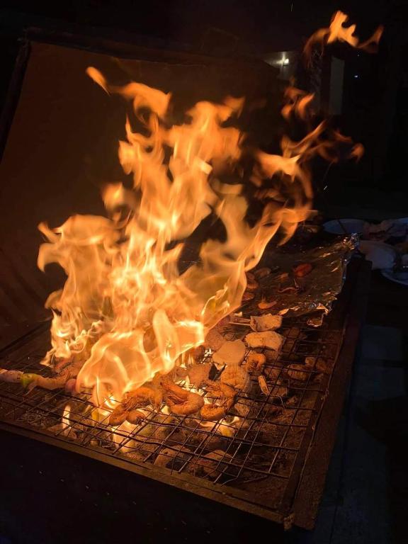 Gril dostupný pro hosty v hotelu