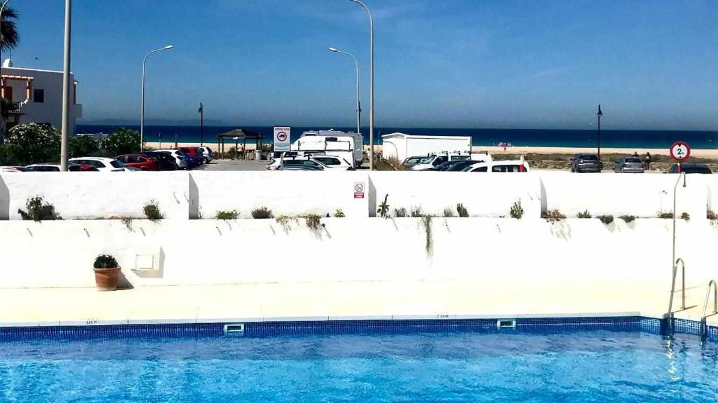 Bazén v ubytovaní Urb Las Cañas Apartamento F1 alebo v jeho blízkosti