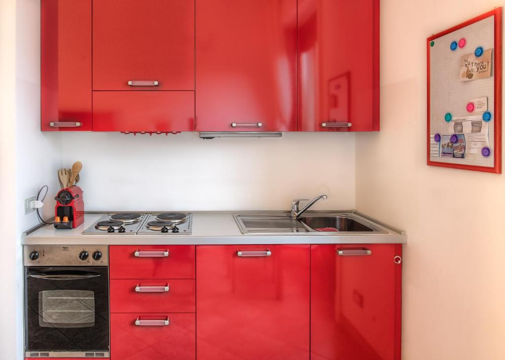 A kitchen or kitchenette at Studio Lunigiana Milano Stazione Milano
