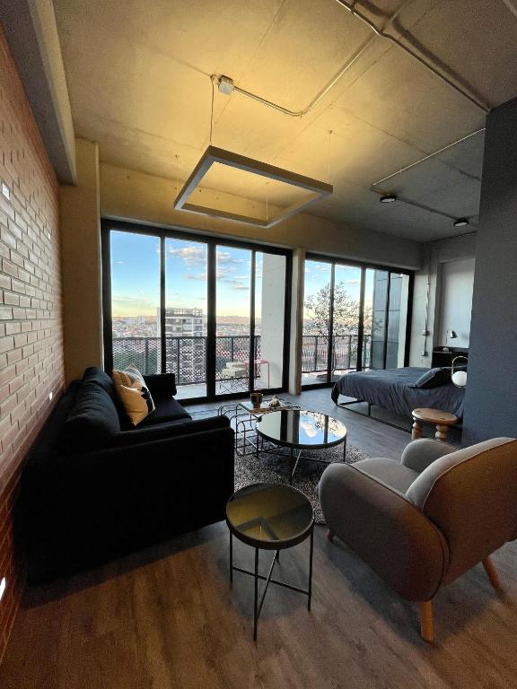 Posezení v ubytování Loft In The Heart Of Americana, Have An Artsy Stay