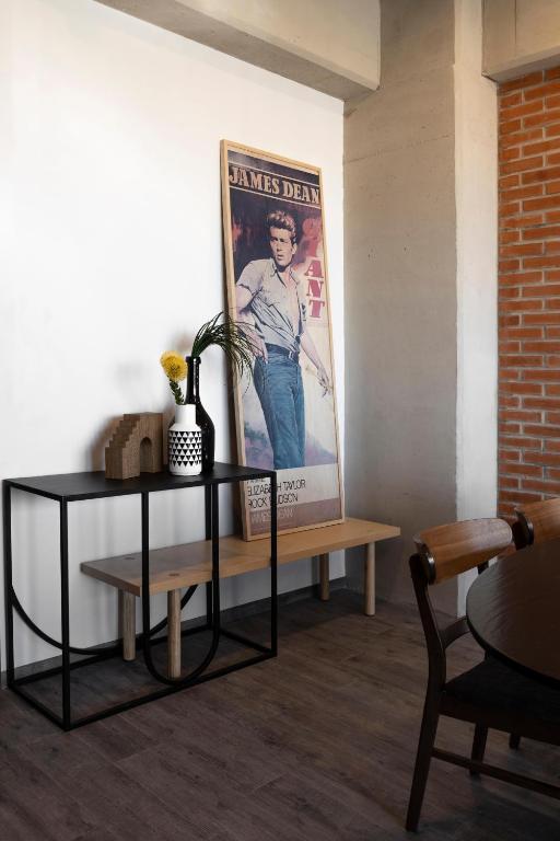 Posezení v ubytování Loft In The Heart Of Americana, Have An Artsy Stay