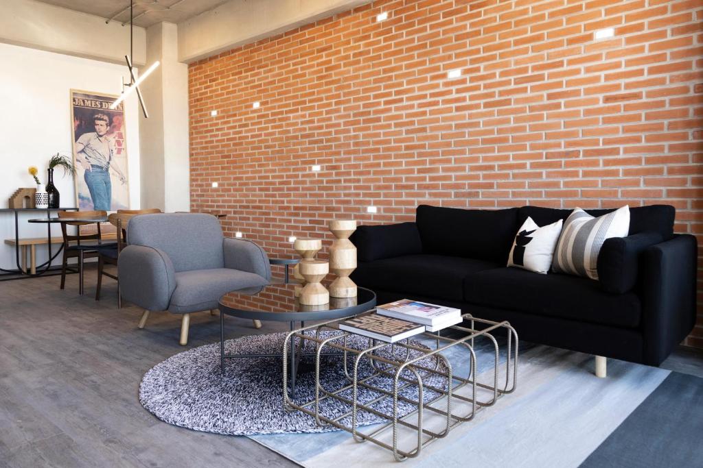 Posezení v ubytování Loft In The Heart Of Americana, Have An Artsy Stay