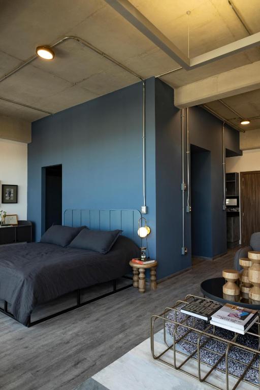 Posezení v ubytování Loft In The Heart Of Americana, Have An Artsy Stay