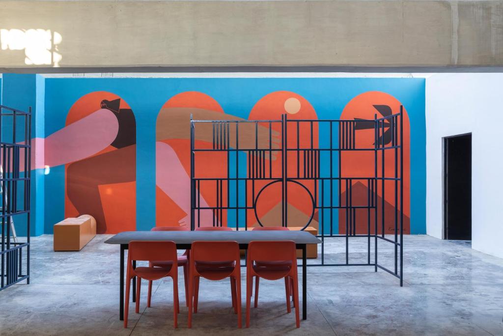 Posezení v ubytování Loft In The Heart Of Americana, Have An Artsy Stay