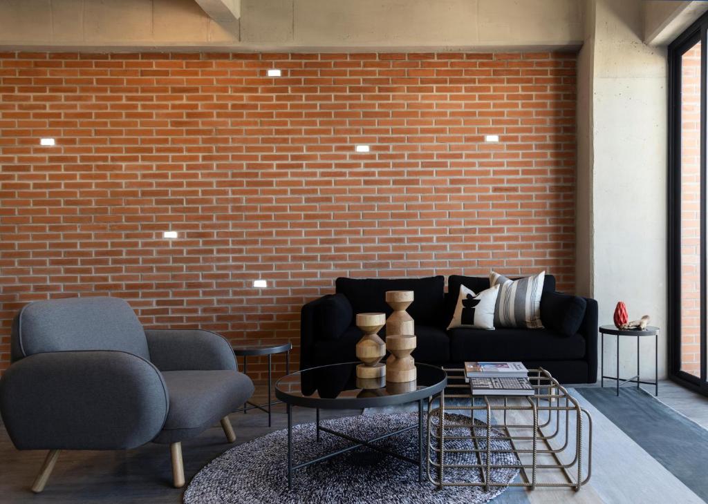 Posezení v ubytování Loft In The Heart Of Americana, Have An Artsy Stay
