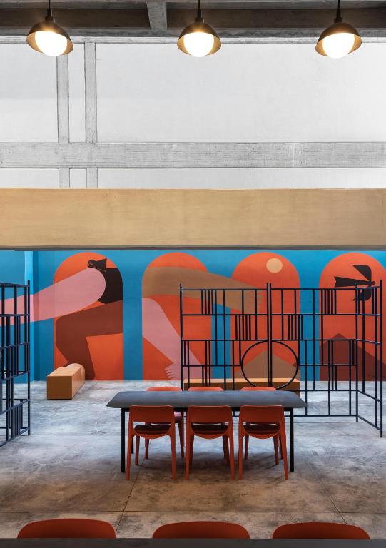 Posezení v ubytování Loft In The Heart Of Americana, Have An Artsy Stay