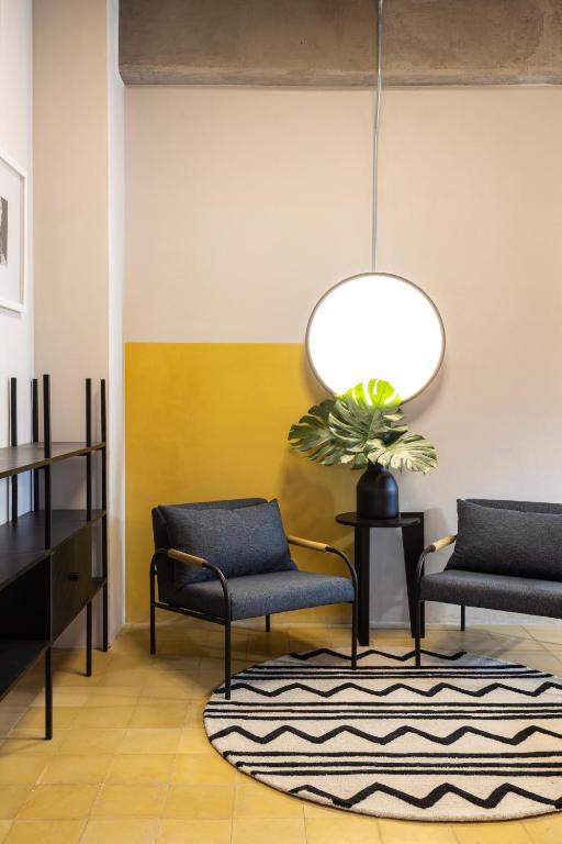 Posezení v ubytování Loft In The Heart Of Americana, Have An Artsy Stay