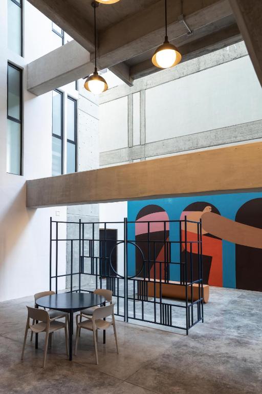 Posezení v ubytování Loft In The Heart Of Americana, Have An Artsy Stay