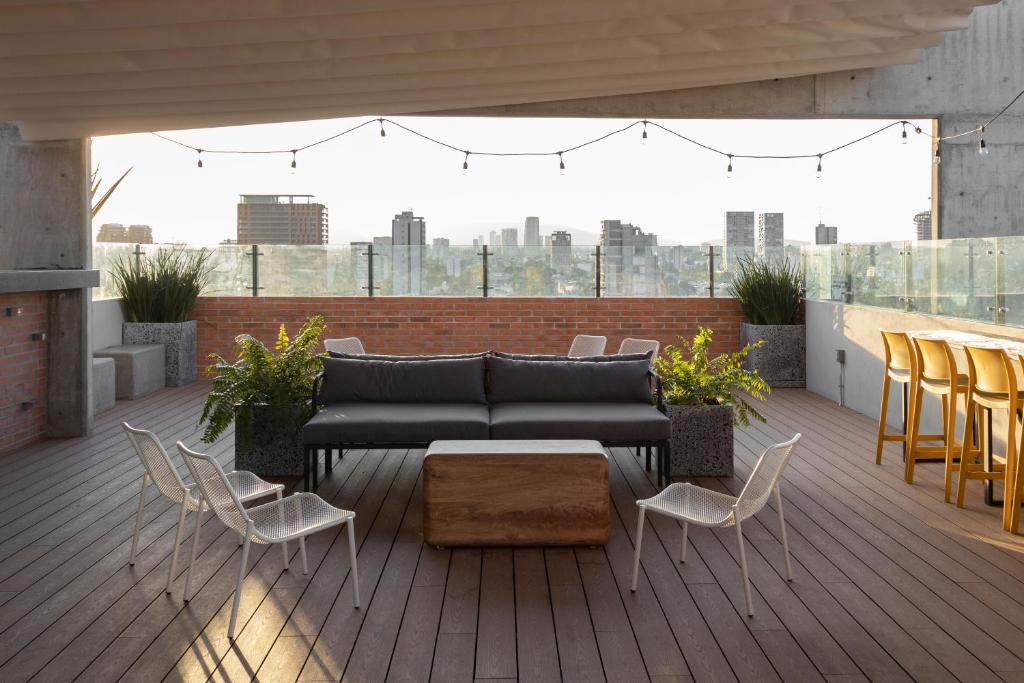 Posezení v ubytování Loft In The Heart Of Americana, Have An Artsy Stay
