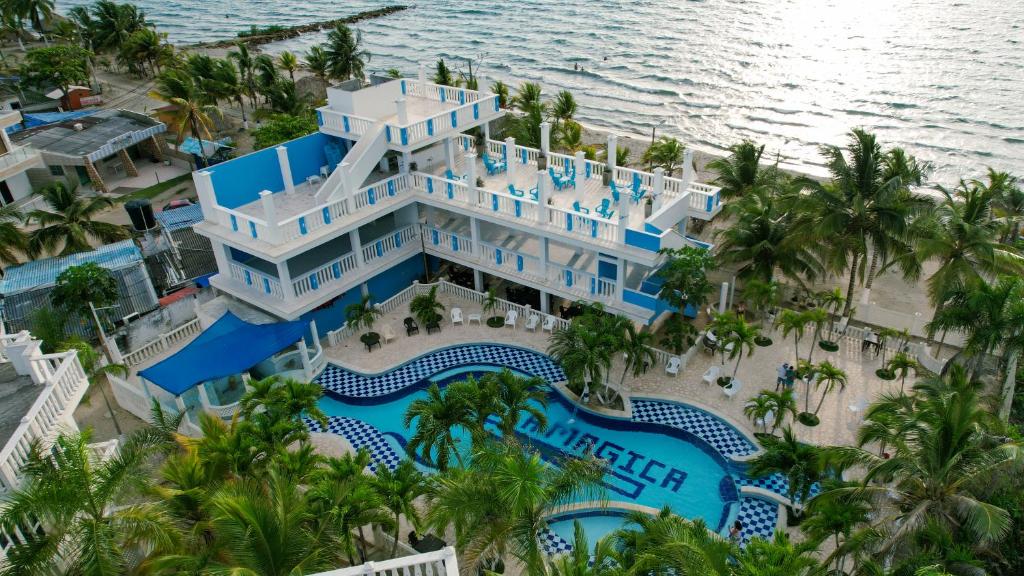 una vista aérea del hotel desde la playa en Hotel Isla Mágica, en Coveñas