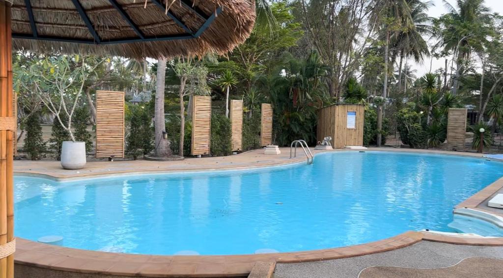 Bazén v ubytování Phangka Paradise Resort nebo v jeho okolí