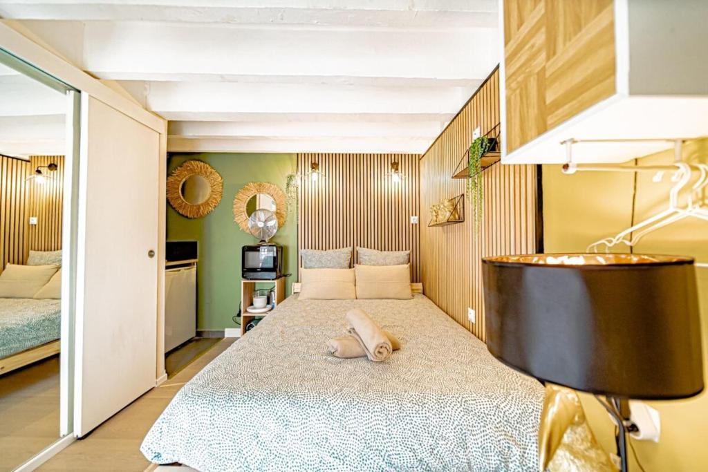 une chambre avec un grand lit dans une pièce dans l'établissement Warm and well-appointed studio Foch Masséna district, à Lyon