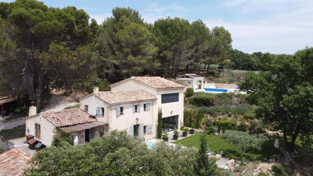 eine Luftansicht eines Hauses mit Hof in der Unterkunft Domaine en Provence in Lambesc