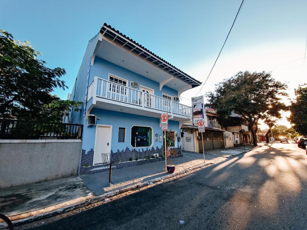 a blue building on the side of a street at Suítes Água Marinha in Cabo Frio