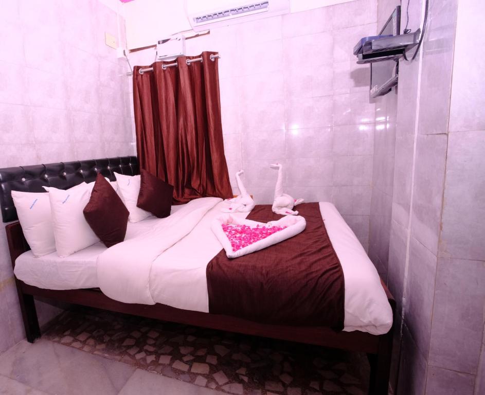 Postel nebo postele na pokoji v ubytování Aum Karthikeya Residency - Near Chennai Railway Station