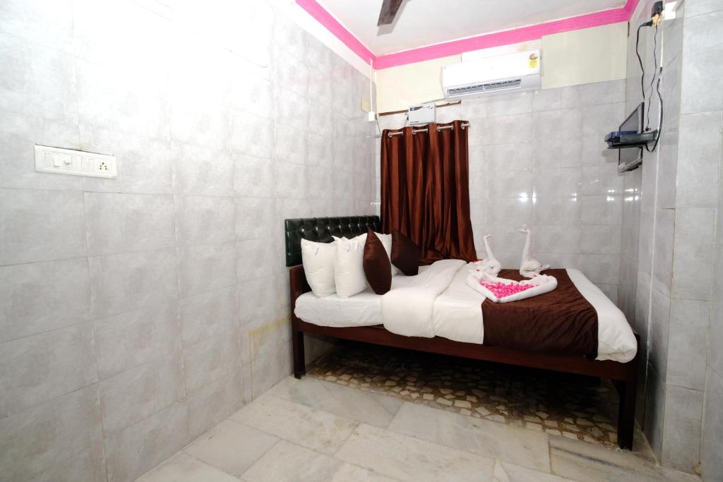Postel nebo postele na pokoji v ubytování Aum Karthikeya Residency - Near Chennai Railway Station