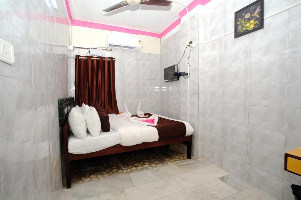 Postel nebo postele na pokoji v ubytování Aum Karthikeya Residency - Near Chennai Railway Station