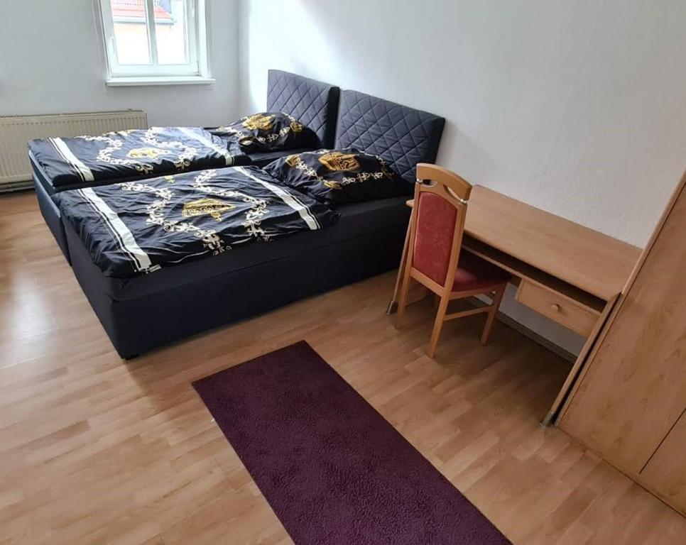 sala de estar con sofá y mesa en Zimmer, en Nordhausen