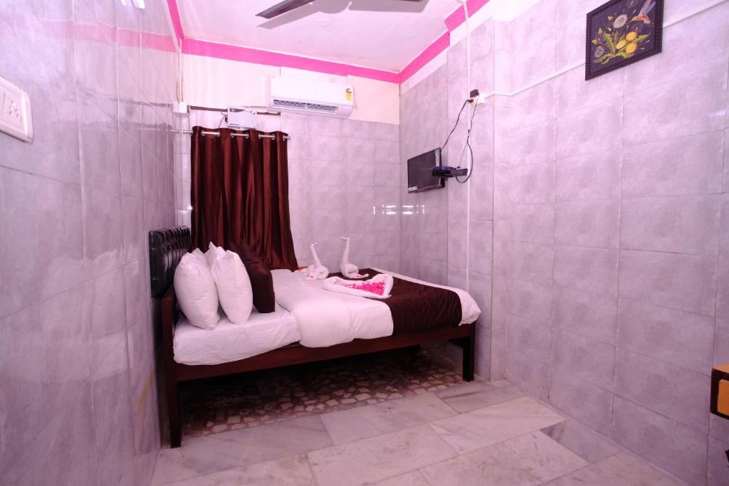 Postel nebo postele na pokoji v ubytování Aum Karthikeya Residency - Near Chennai Railway Station