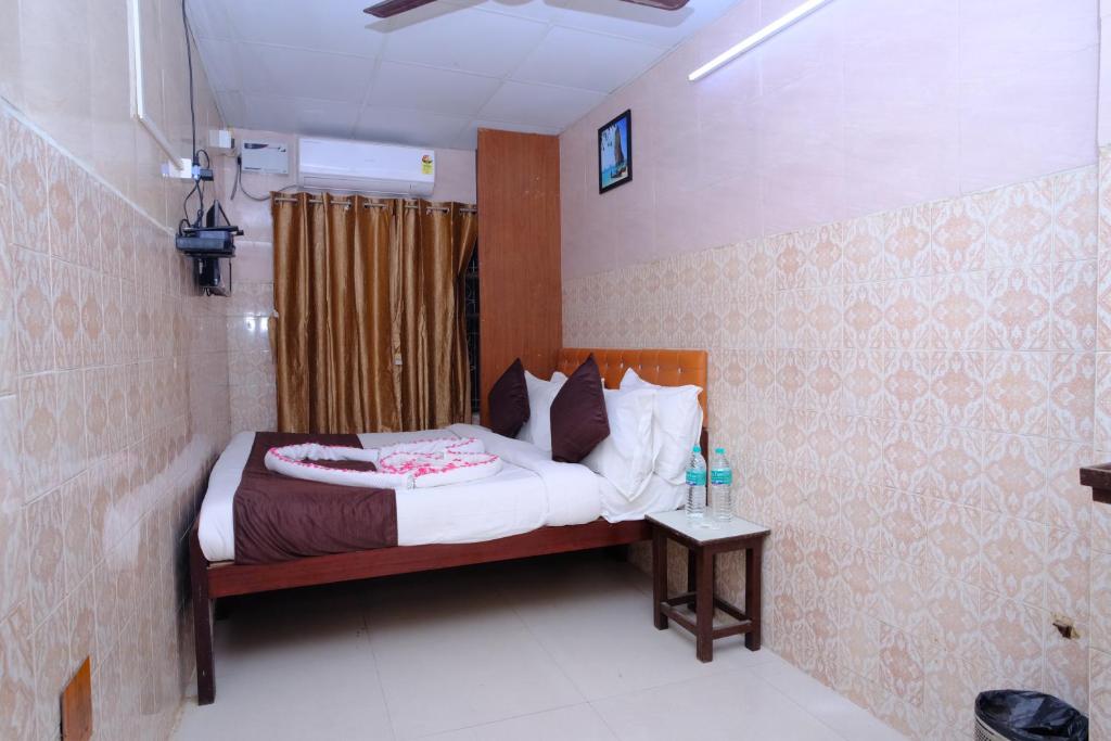 Postel nebo postele na pokoji v ubytování Aum Karthikeya Residency - Near Chennai Railway Station