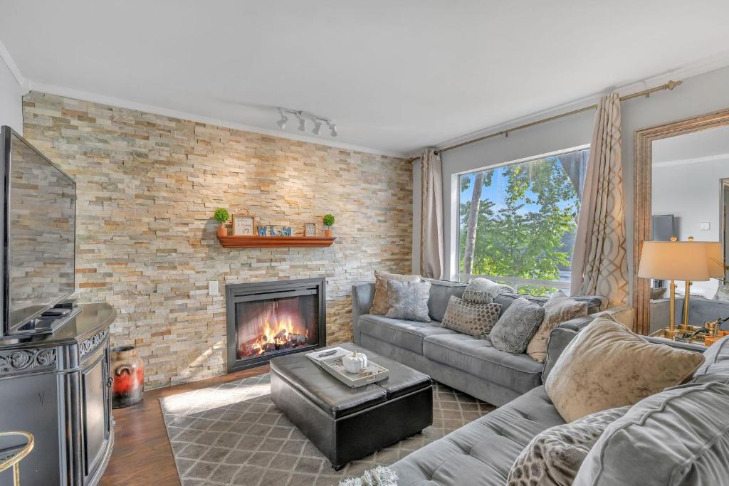 Et opholdsområde på Nash Gold Private Condo - 2bed, 2bath, Sleep 6, 25 Min Walk To Broadway And All Nashville Attractions, Pool, Gym