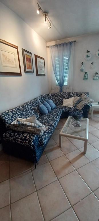 - un salon avec un canapé et une table dans l'établissement Casa Fiorella, à Stiava