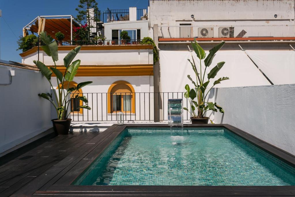 una piscina al lado de un edificio en Lujoso apartamento con piscina compartida 2 en Sevilla