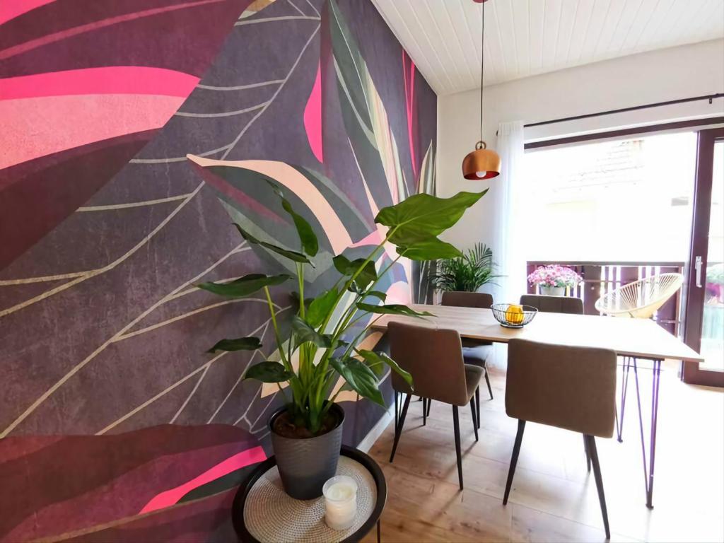 een eetkamer met een tafel en een plant bij Ferienwohnungen Krüger 'Apartment Luke' in Michelstadt