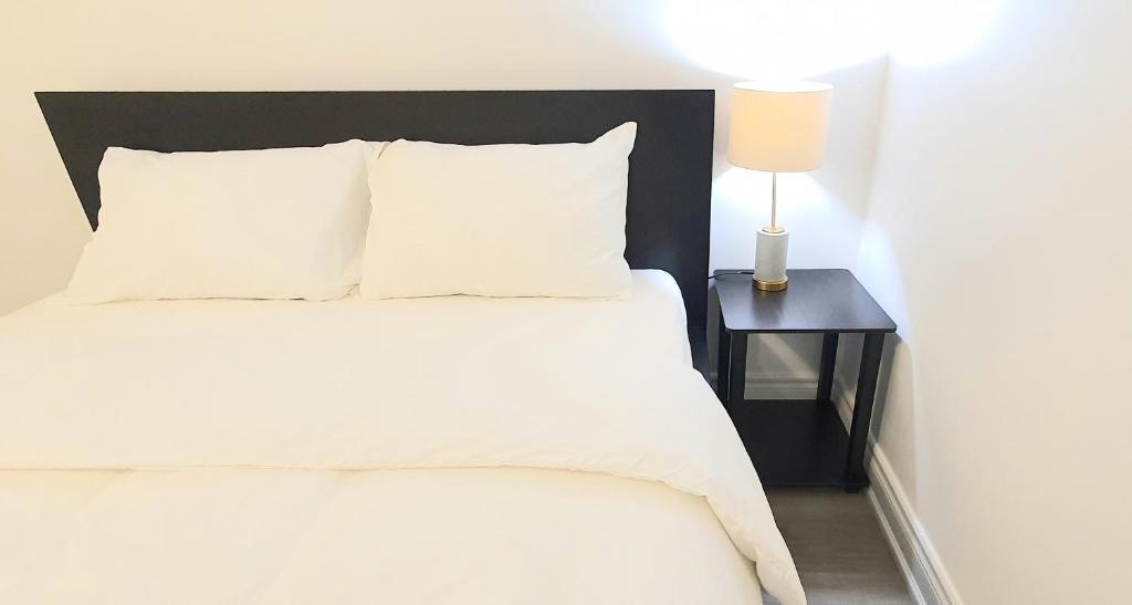 Postel nebo postele na pokoji v ubytování A Home Away-Deluxe Guest Room in Toronto