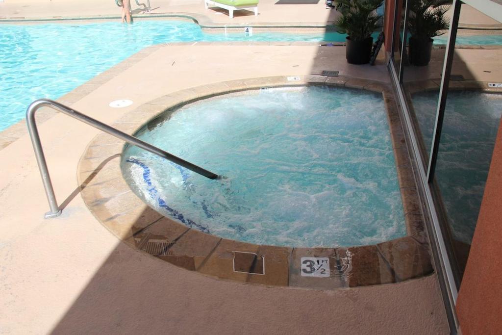Ultimate Las Vegas Getaway One Bedroom Suite with Balcony, Kitchen, Gym, Pool & Free Parking photo